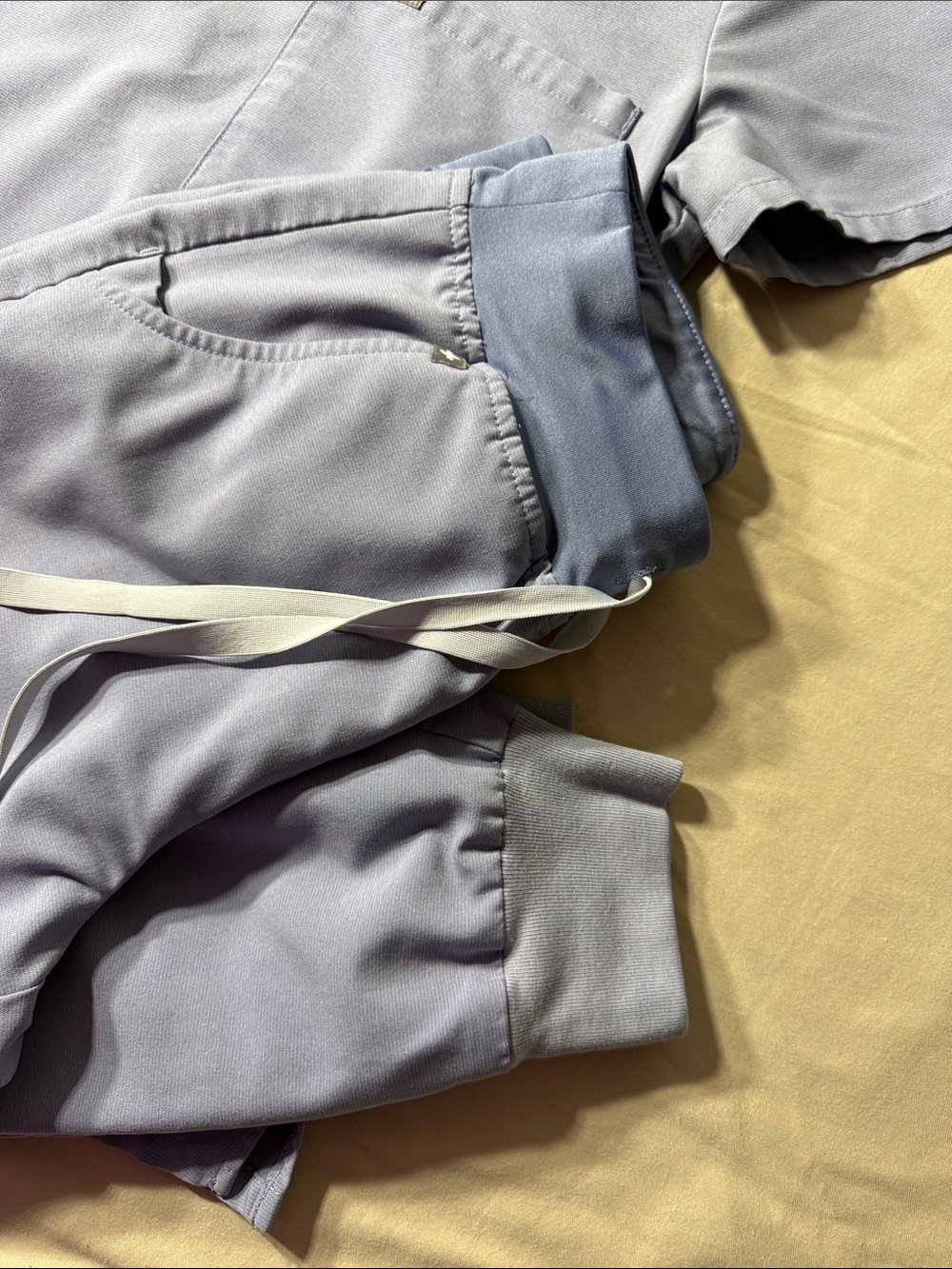 FIGS Women’s Electric Orchid XS Catarina Top & XSP Zamora HW Joggers Scrub Set - Picture 5 of 8